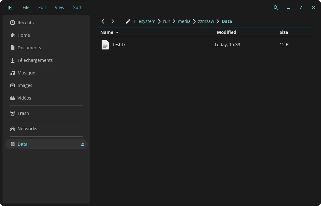 La clé USB détectée par un ordinateur fonctionnant avec un système d'exploitation Linux (AerynOS)